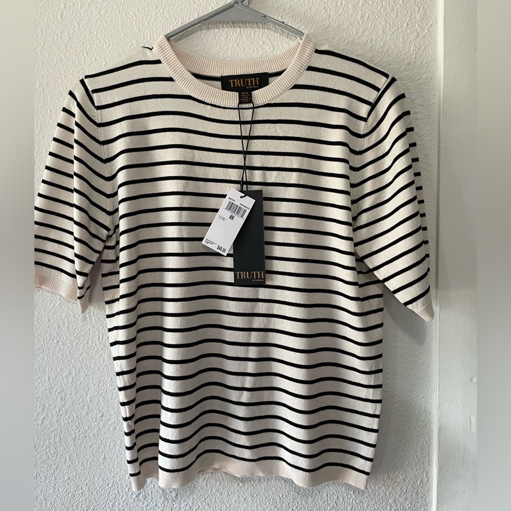 Truth Monochrome Striped Knitwear
Comfortable and warm half sleeve Size M